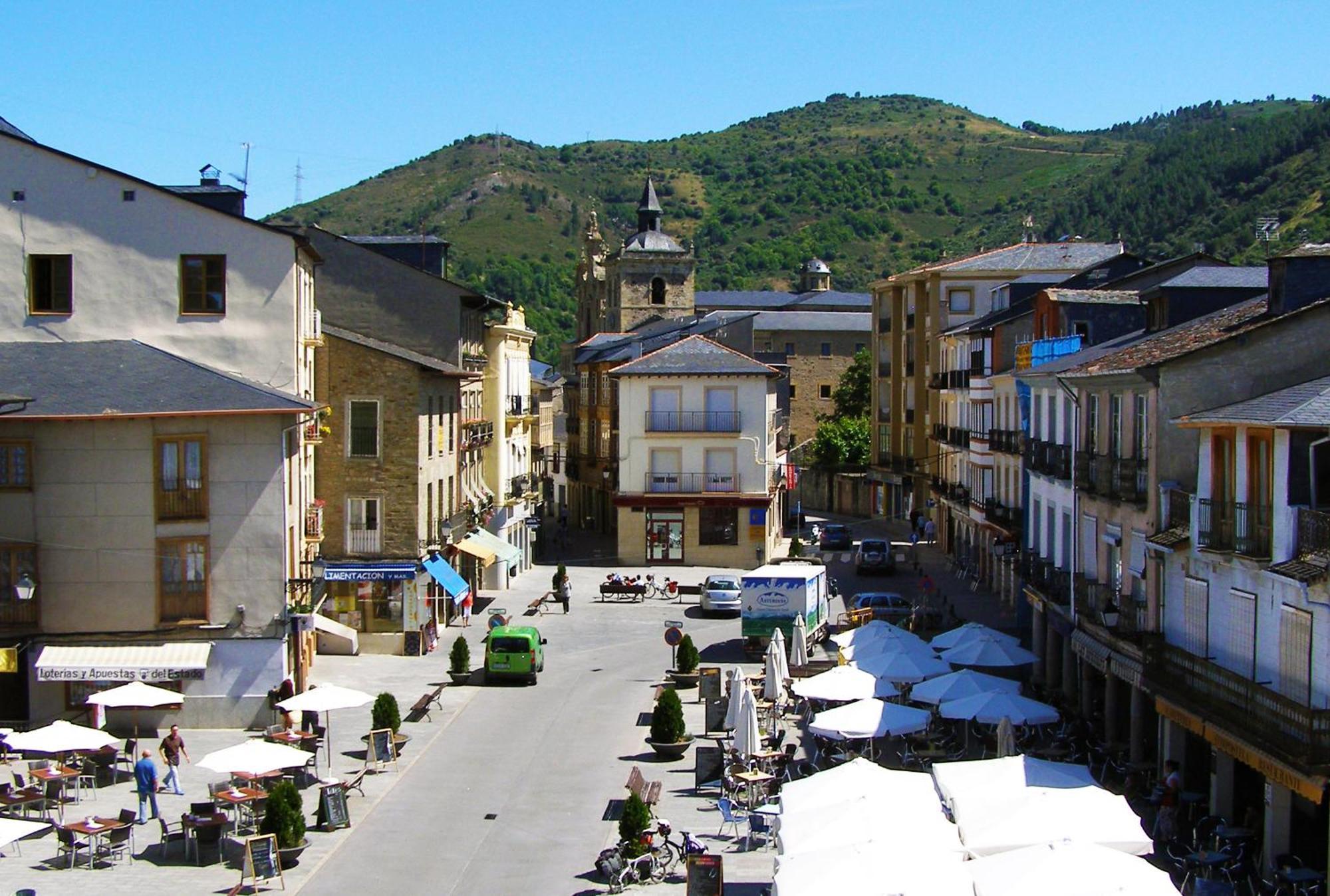 Plaza Mayor Villafranca Del Bierzo Bagian luar foto