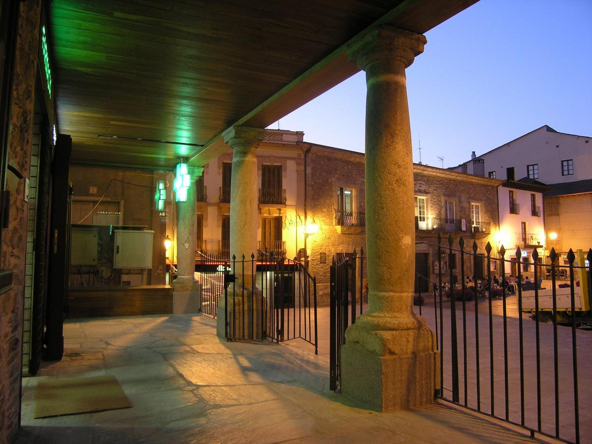 Plaza Mayor Villafranca Del Bierzo Bagian luar foto