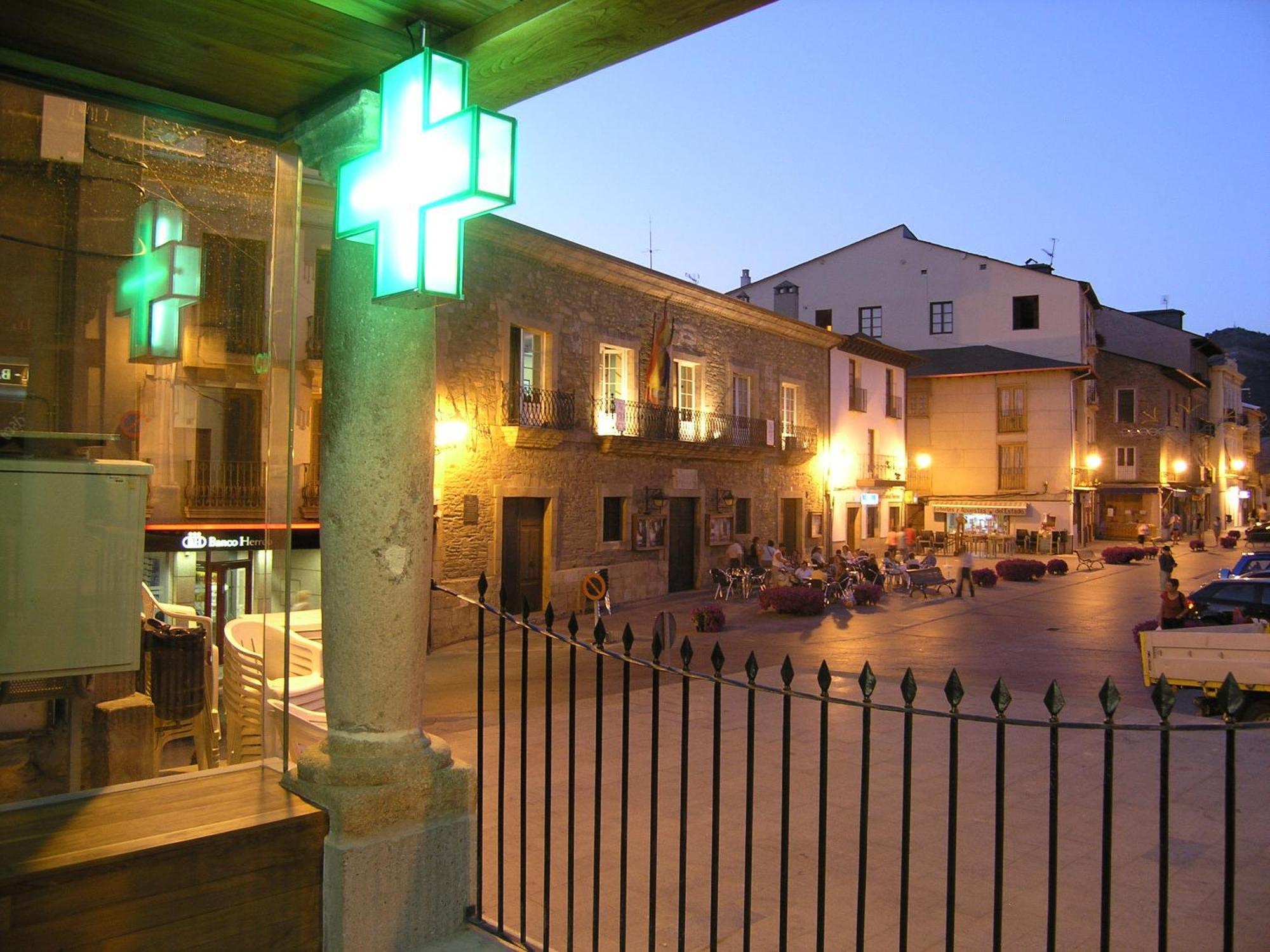 Plaza Mayor Villafranca Del Bierzo Bagian luar foto